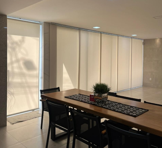 Persiana rolô instalada em sala de jantar pela CP Cortinas e Persianas